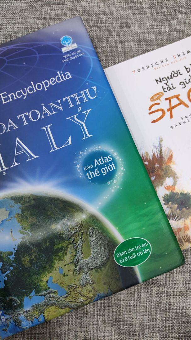 Giao hơi lâu so với mọi khi.
Sách bìa cứng, có bìa áo mềm bên ngoài nhưng rách mất rồi, thôi mua giảm giá nên đành chấp nhận.
Về nội dung, sách có 400 trang bao gồm cả atlas, kiến thức được tổ chức trực quan, sinh động, chỉ bao quát thôi chứ không chi tiết lắm đâu. Sách sẽ thích hợp để củng cố kiến thức nền ở người lớn và cung cấp, hệ thống thế giới quan cho trẻ nhỏ.