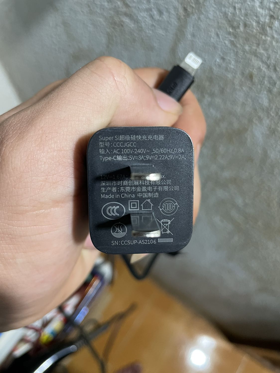 Dây to sạc chỉ có 8 chân nhé. Có sạc nhanh. Sạc hơi nóng. Dùng ok. Còn bền không dùng thơi gian mới biết. Pd sạc nhanh. Không có chuẩn MFI lên giá rẻ