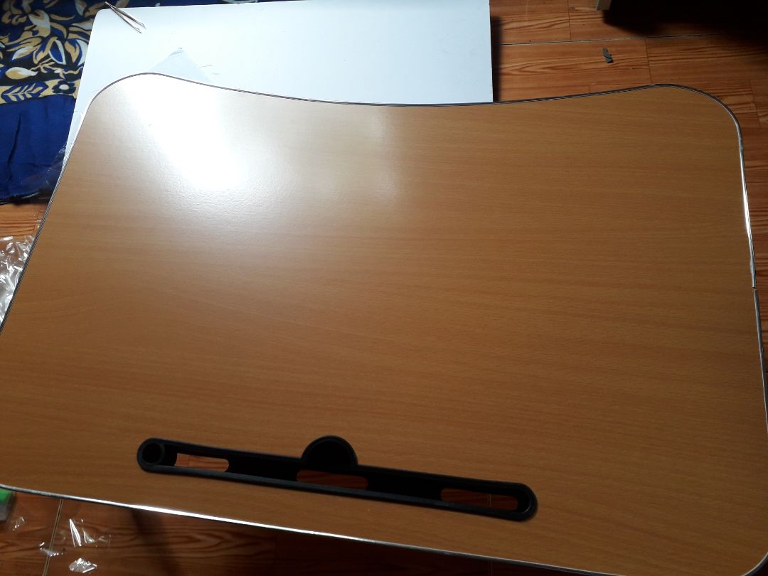 hàng tốt đóng gói cẩn thận và giao hàng nhanh viền bàn có vài chỗ bị xước nhẹ  mút xốp bị rách nhưng nói. chung k quá ảnh hưởng về chất lượng sp . mk thấy ok ?