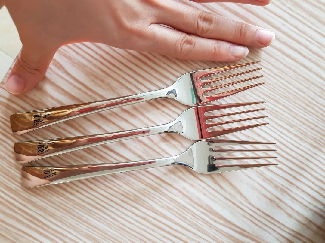 Bộ dĩa inox đẹp, bóng, không hề có vết trầy xước hay lỗi. Cầm rất chắc chắn. Thân dĩa cứng cáp lắm. Rất chất lượng luôn, xứng đáng với số tiền bỏ ra.