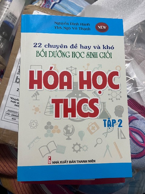 Sách rõ nét, nội dung kiến thức đầy đủ, chi tiết, xung quanh bìa hơi xước, quyển 1 in ấn ổn, quyển 2 giấy k cắt hết thế kia làm lúc tự tách ra bị nham nhở, thiếu thẩm mĩ. Mong cuốn 2 được cải thiện quy trình tách giấy ạ