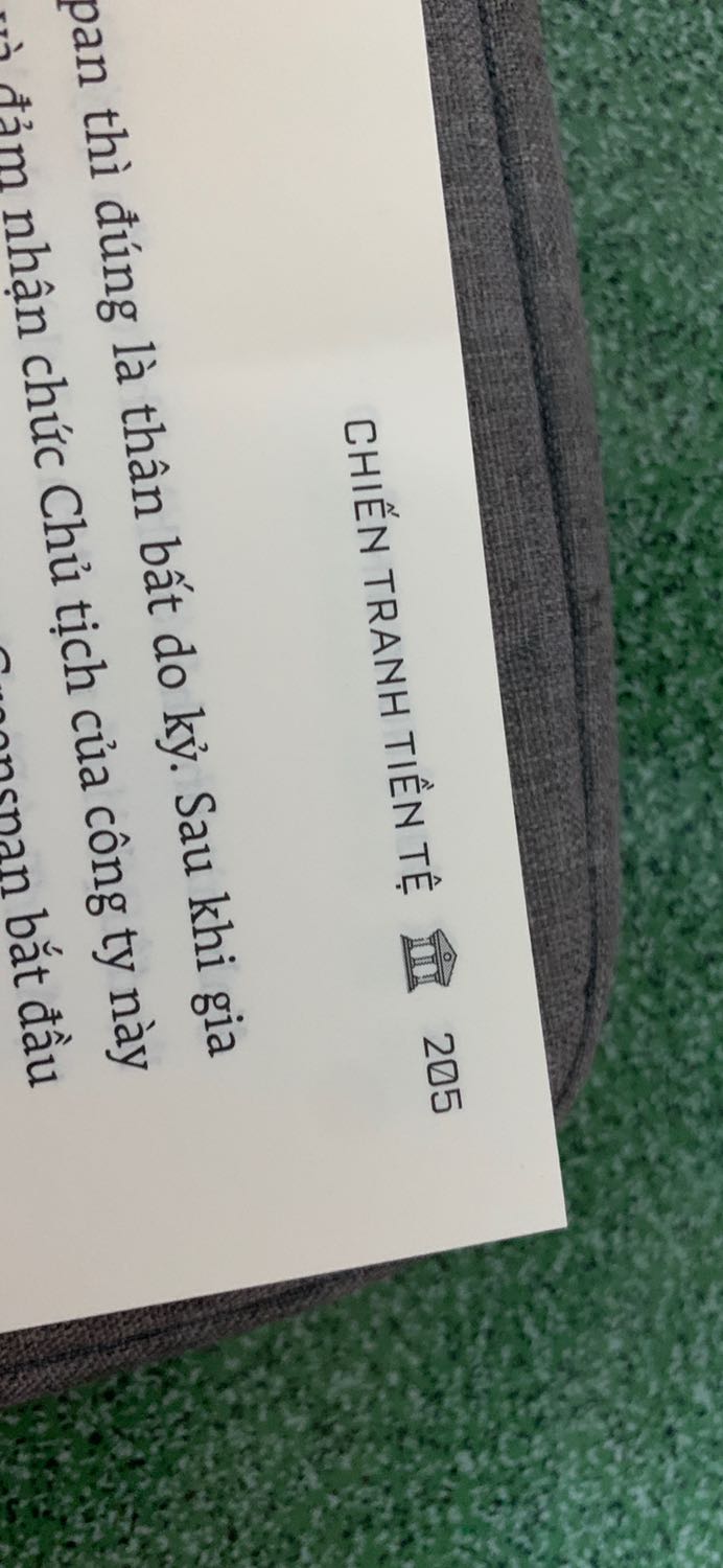 Đóng gói vận chuyển khá nhanh và tốt.

Cuốn 1 - hình và các hình nhân vật khá mờ, một số trang in bị lem nhem. (Hình). Trước mình có mua một cuốn cảm giác cầm sách khác nhau, cảm giác đợt này in giấy cắt khá ẩu được đều góc như bản in trước. 

Cuốn 2 - ok hơn, màu mực đều hơn cuốn 1 mình nhận được.