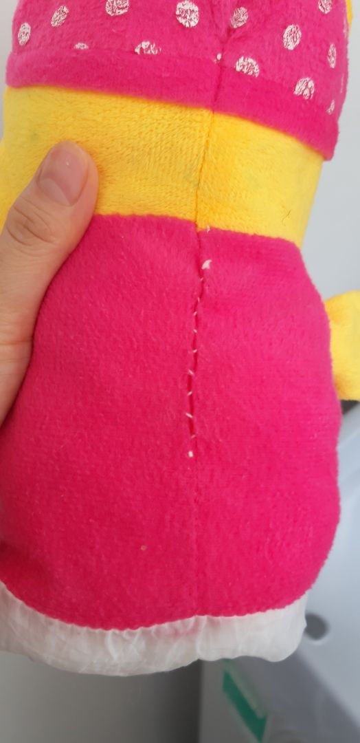 Khăn quá nhỏ, mỏng, k thấm nước. 10 cái mà bằng 3 cái thì làm 3 cái thôi chứ cắt nhỏ quá k tiện tí nào.