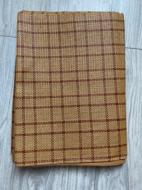 Sản phẩm gấp lại nhỏ gọn, nhẹ, có thể mang đi picnic được. Màu sắc thự nhiên, chất liệu có vẻ mềm mại. Phải chờ xài thêm mới biết có bền hay không. Giao hàng nhanh, đóng gói kỹ. Cám ơn shop và Tiki