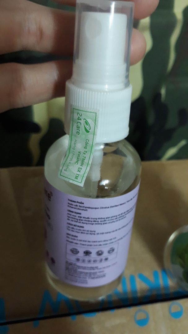 Tiki giao hàng nhanh, trước khi đến có tin nhắn báo trước, tiện cho mình nhờ bạn nhận hộ. Mùi oải hương mê lắm, mình xịt cả vào mền, ga giường tối nằm thơm thơm thoải mái dễ ngủ.