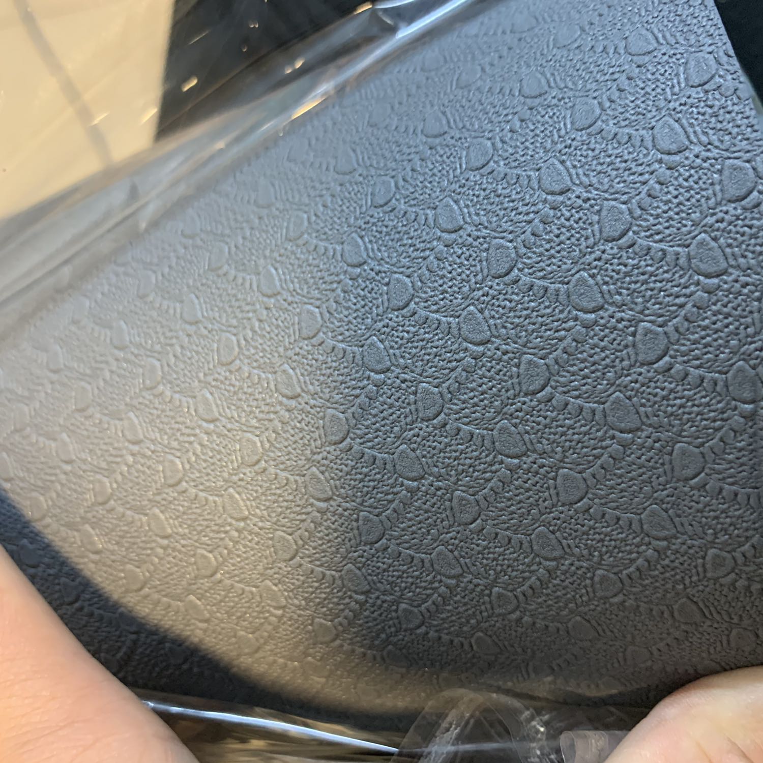 Thảm yoga 8mm xám..
Thảm rất đáng tiền, đồ dày chuẩn 8mm, êm, bâm sàn tốt, màu sắc này rất hài hoà, dễ dùng cho cả 2 vợ chồng..
Túi vừa vặn, rộng rãi nên dễ bỏ vào chứ ko như lần trc mua phải cái túi nhỏ, mỗi lần muốn bỏ thảm vào  là rất vất vả
Giao hàng thì tốc độ ko cao, nhưng mà đc cái phí rẻ