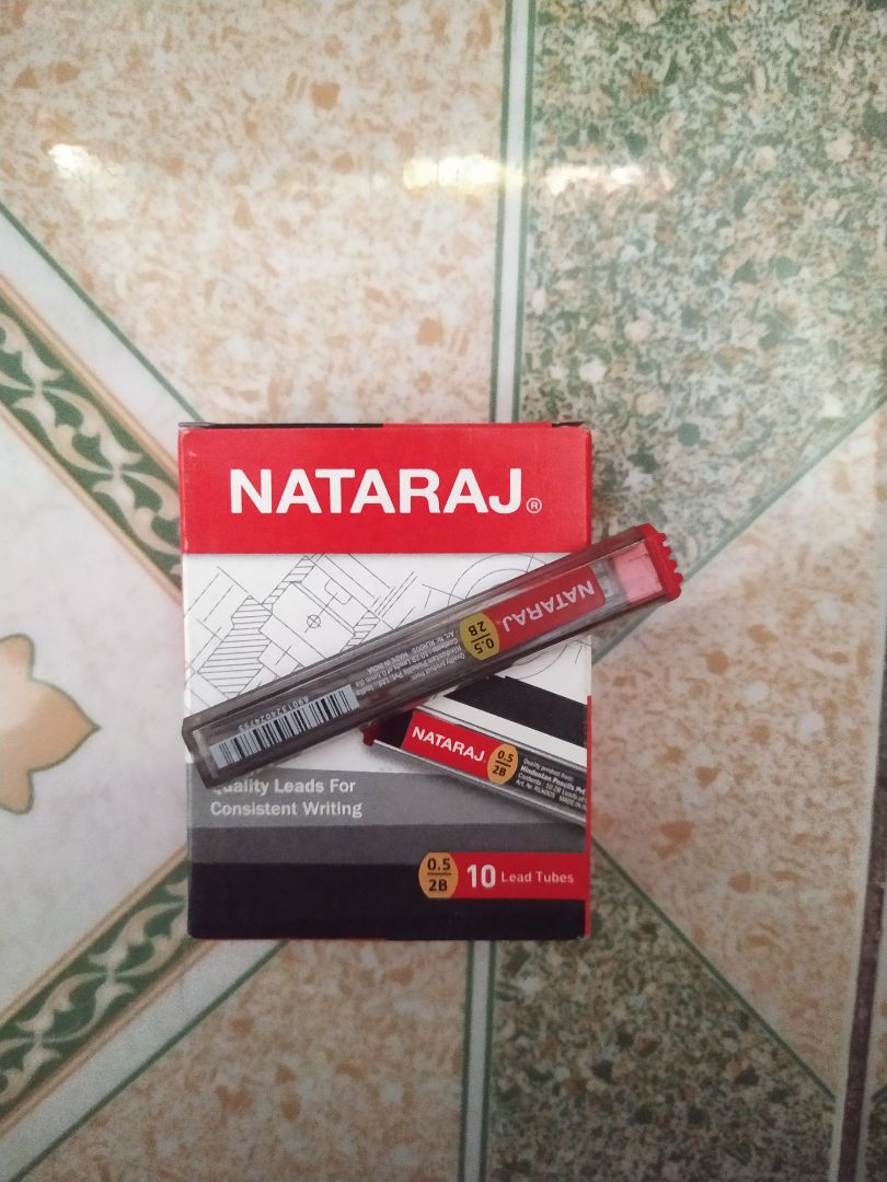 1 hộp 28k đc 10 tép nhỏ như này, cỡ khoảng 10 ngòi/tép. viết tốt, ngòi đen đậm, ko quá cứng tạo cảm giác như ngòi quá nhiều nhựa, cũng ko quá mềm nên viết 1 hồi nét viết vẫn gọn gàng mỏng manh, thanh tao.
NS Fahasa gói hàng cẩn thận lắm.