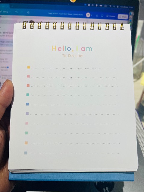 Màu sắc nhã nhặn, vừa để bàn, vừa đem theo được luôn. Tinh tế nhất lần đầu lịch bàn 2026 mà vần có tháng 12/2025 và 01/2027 nữa
Giá thì hợp lý.