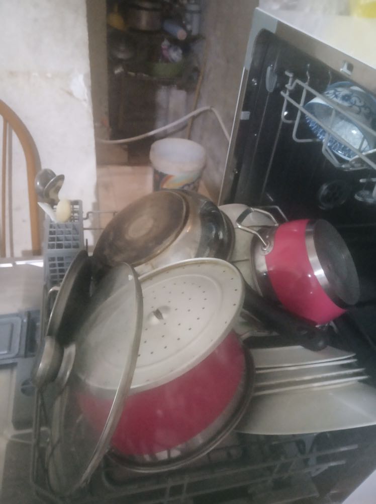 Một sản phẩm quá tuyệt vời. Nên mua ngay và luôn nhé các bạn. Nó rửa sạch lắm ý. Dùng chế độ nomal bát đũa sẽ được sấy khô cong và bóng lộn. Còn chế độ rửa nhanh thì ko có sấy vì nó rửa có 30 phút là xong.   Các bạn nhớ mua nước bóng và muối của hãng finishi để đổ vào máy trước khi máy hoạt động để máy được bền nhé. Mình dùng viên rửa của finishi luôn. 1 viên to quá nên cắt đôi cho nưa viên thôi nhé là quá sạch rồi. Máy này chứa được rất nhiều bát đũa, nồi niêu. Rất đáng mua. Tiki giao hàng đúng hẹn. Bạn giao hàng rất vui vẻ nhiệt tình mở kiện hàng đồng kiểm luôn. Còn bạn lắp đặt cũng quá tuyệt vời vui vẻ ko nề hà việc gì cả. Sứng đáng được thưởng thêm nha. Cả gia đình mình ăn 3 bữa rửa 1 lần vào buổi tối thôi nha. Nhà mình 2ng lớn và 2 trẻ em. Các b xếp bát xong kiểm tra quay thử cánh quạt phun nước xem có bị mắc ko nhé. Nếu bị mắc thì xếp lại. Ko để bị mắc thì bát đũa mới sạch trơn. Chứ nếu bị mắc nươc ko phun tới đều các bát được.