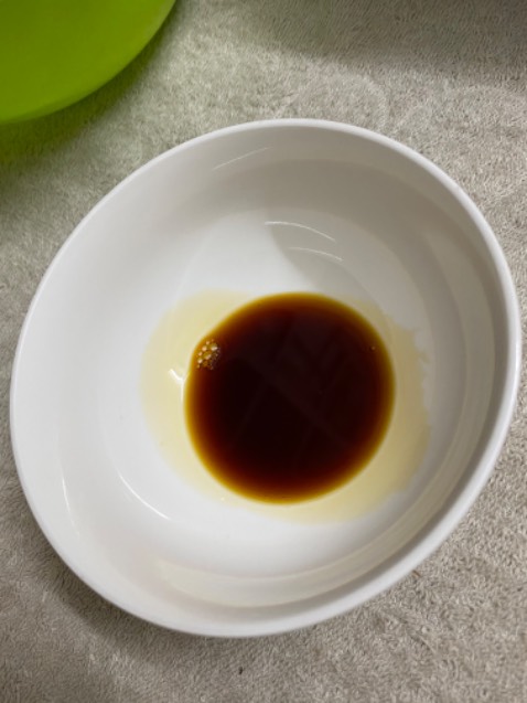 Vị cũng ổn. Hạn sử dụng xa.
Hơi mặn. Cần pha loãng trước khi sử dụng hoặc chọn loại ít muối hơn nếu thích ăn lạt. 
Nắp bám nhiều bụi. Shop lưu ý vệ sinh kỹ hơn vì hàng này cũng không phải hàng bình dân.