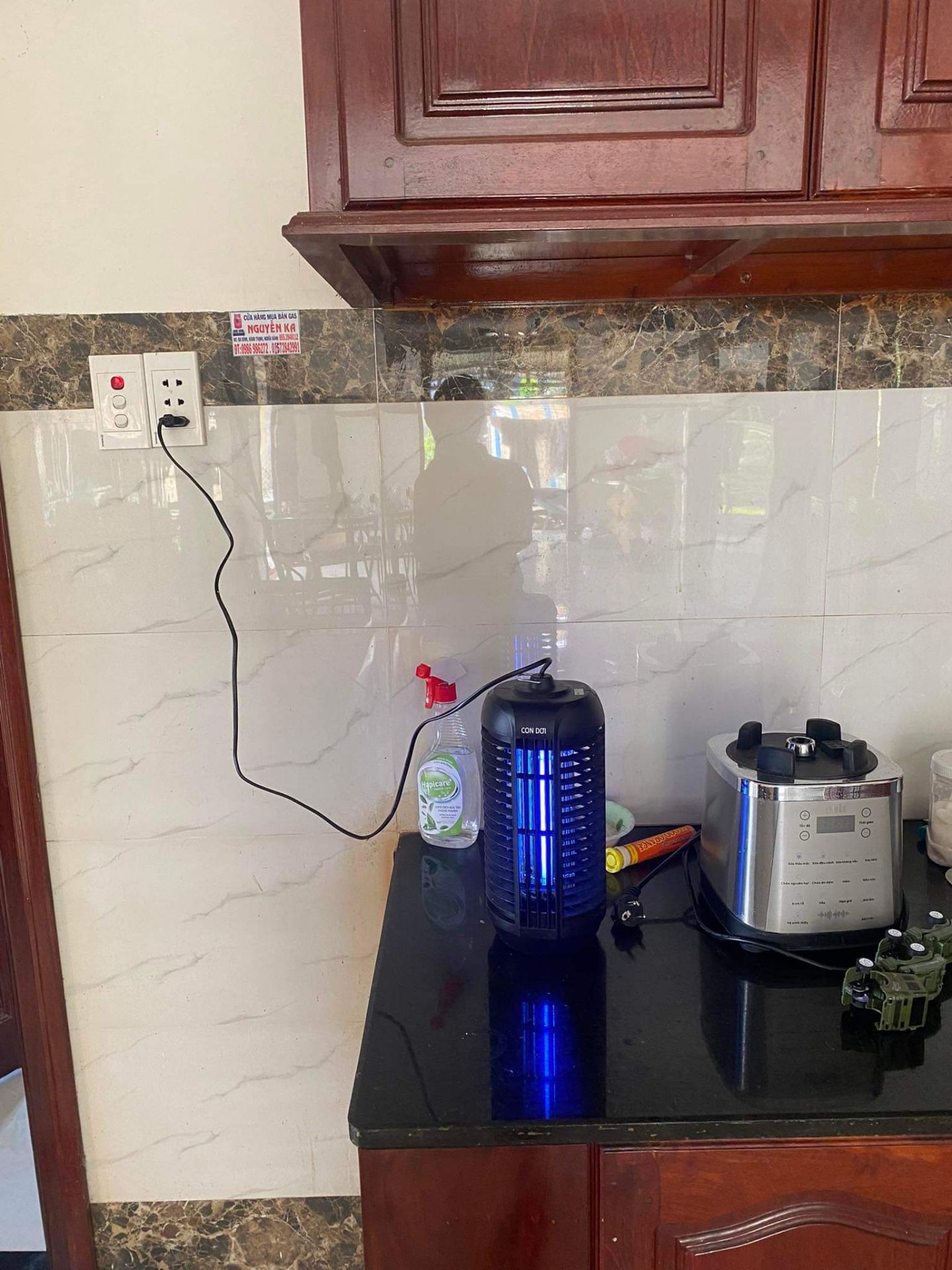 Đèn bắt muỗi tốt lắm nha shop, mua tổng cộng 5 cái rồi, hết bị muỗi chích luôn, mấy bửa nấu cơm cứ bị chích vào chân