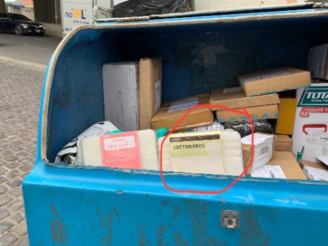 Đặt hàng 1 đằng, giao 1 nẻo. Mình đặt 2 hộp 1000 miếng thì giao cho 1 hộp 1000 miếng và 1 hộp 475 miếng. Đồng kiểm cùng với nhân viên giao hàng, biết là giao ko đúng yêu cầu rồi nhưng mình vẫn dễ tính nhận hàng. Ai dè, lúc sau nhìn kĩ mới thấy cái hộp giao nhầm còn sắp hết hạn (nhận hàng 17/03/2023 mà HSD 14/06/2023). Shop nên bán hàng có tâm chút đi.