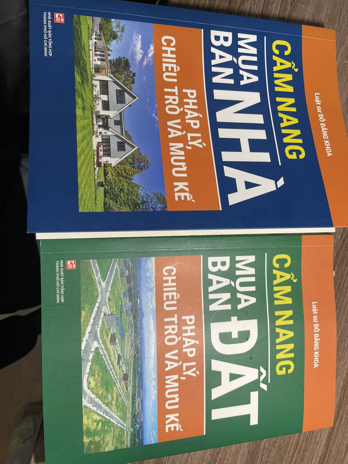 Mình đã mua và đọc hết cả 2 cuốn sách của tác giả và nhận xét như sau: 
1. Sách có nhiều nội dung hữu ích. Nhiều câu chuyện thực tế.
2. Quá nhiều nội dung lập lại của 2 cuốn sách, nên cho chung vào 1 quyển thì tốt hơn. Thay vì phải mua 2 quyển với giá tương đối cao. 
3. Tác giả chỉ cần cung cấp cái link file mềm mẫu HĐ đặt cọc, mua bán, chuyển nhượng .... (Phụ lục) thay vì in ấn vào trong sách tốn giấy.