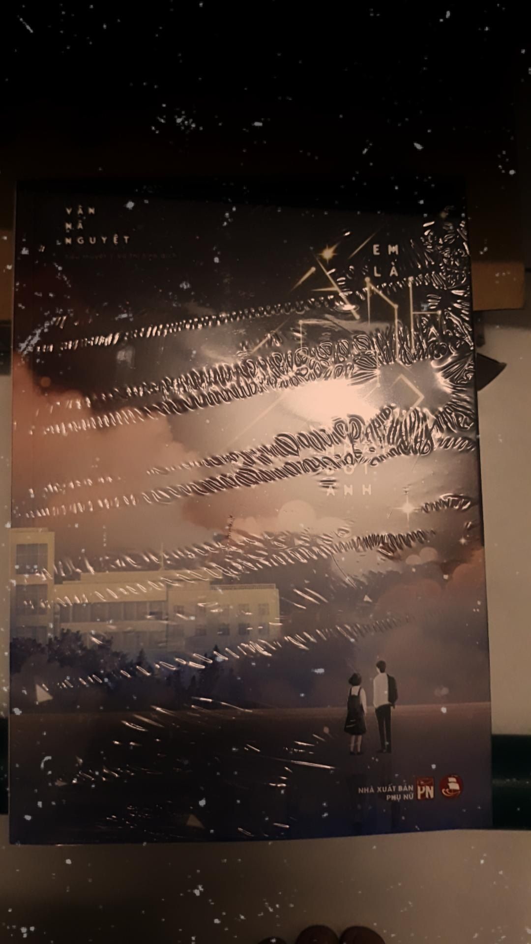 Mình cho 5 sao là vì chất lượng sách khi giao tới rất ok ? Sách được bọc bởi Bookcare rất chắc chắn cộng thêm quà được tặng khi mua nữa. Quyển này về nội dung thì mình vẫn chưa biết nhưng lúc đầu thấy tên khá ấn tượng nên mìh hốt ngay =))