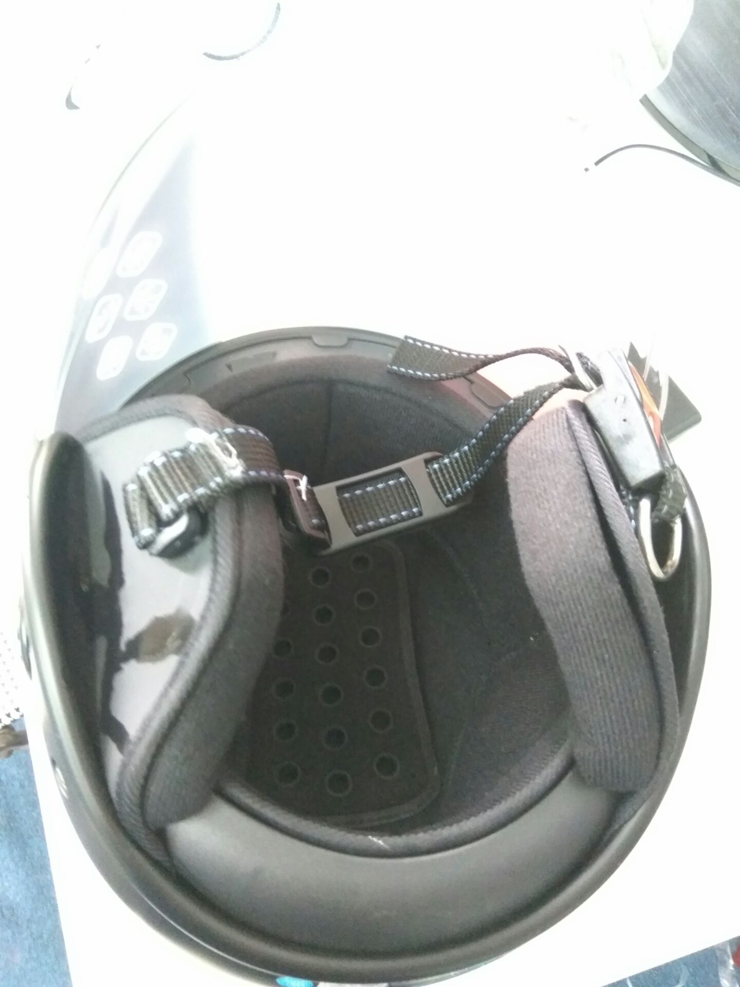 Mũ đẹp lắm nhé,  hàng chính hãng chất luợng tuyệt vời. Kính trong nhìn cảm giác rất dễ chịu.  Các bạn nên mua nha.
Lót êm,  tháo vệ sinh đựơc luôn.  Chắc chắn lắm!