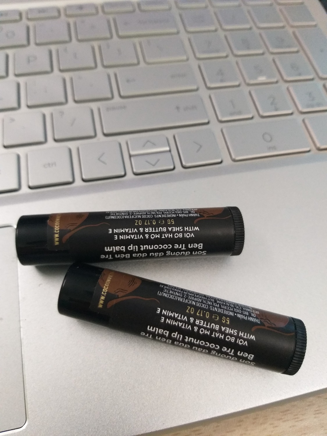 Mình chưa dùng dòng son dưỡng này bao giờ nhưng nhận được hàng, *** thử thấy khá ưng. Chất son có độ cứng vừa phải, ko lo bị nhũn hay mềm quá, son có mùi thơm đặc trưng của dầu dừa, thỏi nhìn cũng dễ thương. Về sản phẩm mình khá ok nhưng có 1 chút hơi tiếc là thời gian giao hàng của Tiki hơi lâu. Mình đặt từ sáng thứ 4 tuần trc mà tận thứ 2 tuần sau mới nhận đc hàng (6 ngày lận). Với lại 2 thỏi son này nhỏ nên chỉ cần gói trong 1 cái hộp nhỏ bằng 1/3 hộp giấy Tiki đóng cho mình thui là đc ạ tránh lãng phí. Mình mua trên Tiki nhiều rồi nhưng lần này thì thấy chưa đc ưng lắm, hy vọng góp ý có ích ạ. Vẫn cho shop 5 sao vì biết shop ko phụ trách giao hàng. Cảm ơn Tiki