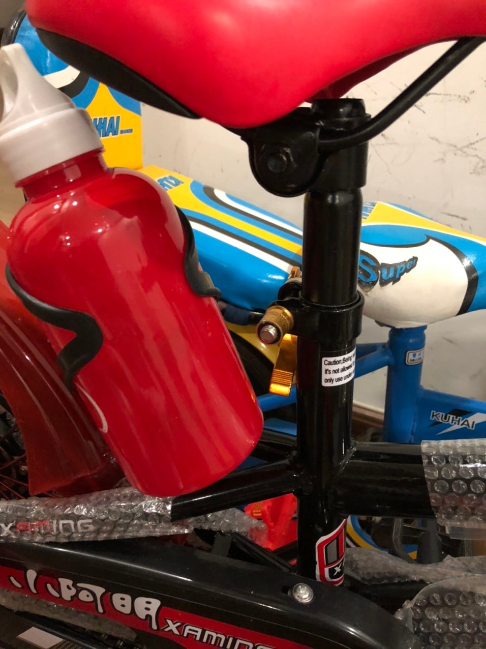 1. Bánh xe không đúng như hình ảnh sản phẩm mẫu
2. Bình đựng bị cấn vào chốt hãm in xe
3. Sơn càng trước bị sước sơn
4. Yên xe tróc lớp vỏ
5. Kệ đựng bình nước nhựa kém chất lượng và bị đứt