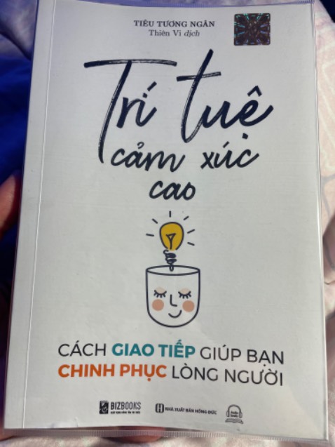 Sách có một chút bị rách không biết là do đâu. Hy vọng lần mua sau mình sẽ nhận được những cuốn sách trọn vẹn.
