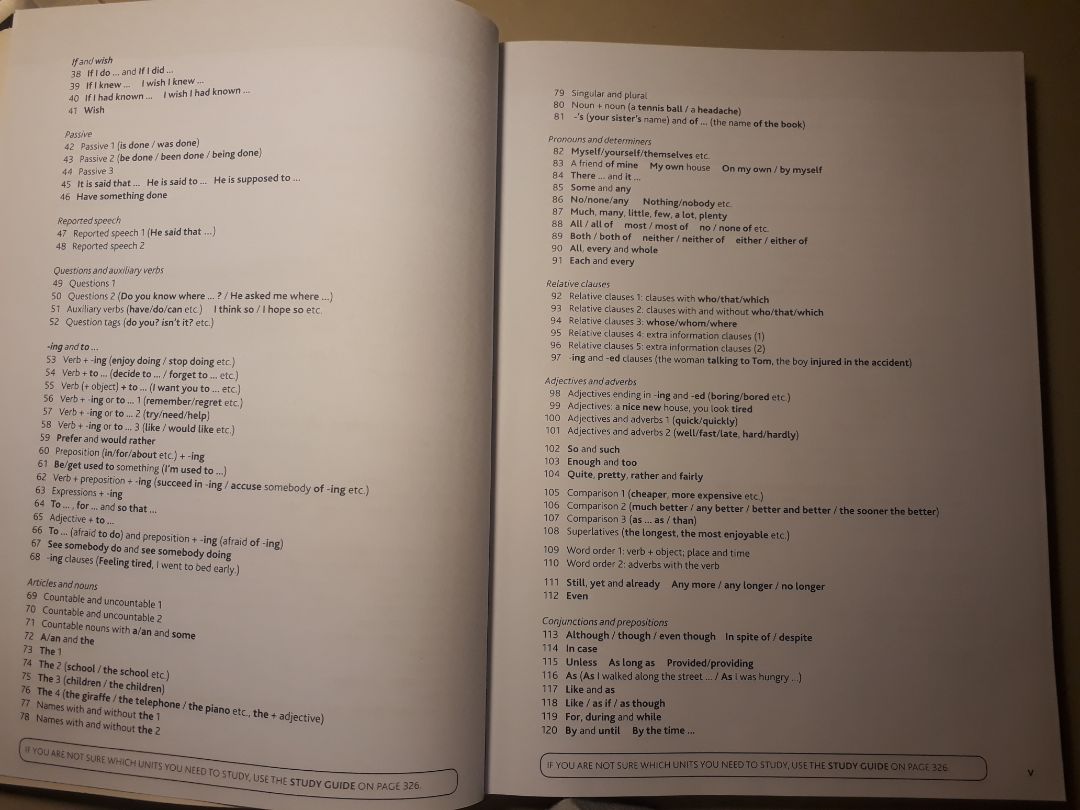 Dịch bệnh nên tiki giao hàng hơi lâu chút, điều này mình có thể thông cảm được. Nhưng cũng không quá lâu so với dự kiến (chậm 1 ngày thôi), mình còn tưởng lâu hơn cơ vì mình đọc chỉ thị là shipper cũng không được làm việc. (Mình ở Hà Nội)
Về cuốn sách, mình làm cuốn này được hơn một tuần rồi, mỗi ngày đều đặn ít nhất 2 units, vì mình mới thi đại học xong nên vẫn còn lười chút nhưng cố gắng duy trì mỗi ngày, bởi mỗi unit chỉ gói gọn trong 2 trang(1 trang lý thuyết và 1 trang bài tập). Vì thế nên cách bố trí cũng không giống kiểu sách Giải thích ngữ pháp của Mai Lan Hương mà mình đã từng làm (tất cả gói gọn trong một bài, lý thuyết hết rồi mới đến bài tập luyện) các bạn có thể xem ở mục lục. Nhờ đó nên mình thấy làm quyển này khá vui và ko bị dễ nản. 
Sách phù hợp cho các bạn chưa chắc kiến thức muốn ôn lại từ đầu. Những bạn mất gốc thì hơi mệt xíu vì sách full tiếng anh. Dù sao mình vẫn thích sách của MLH hơn vì nó trình bày rất bài bản và đầy đủ, không quá lan man, SIÊU PHÙ HỢP với các bạn ôn thi THPTQG. Bây giờ mình không học để thi nữa nên thích làm quyển này hơn. Sách giấy giày đẹp. Xứng đáng giá tiền.
Còn về đóng gói thì lúc mình nhận hộp hơi nát, bên trong có miếng xốp mỏng nên ok.