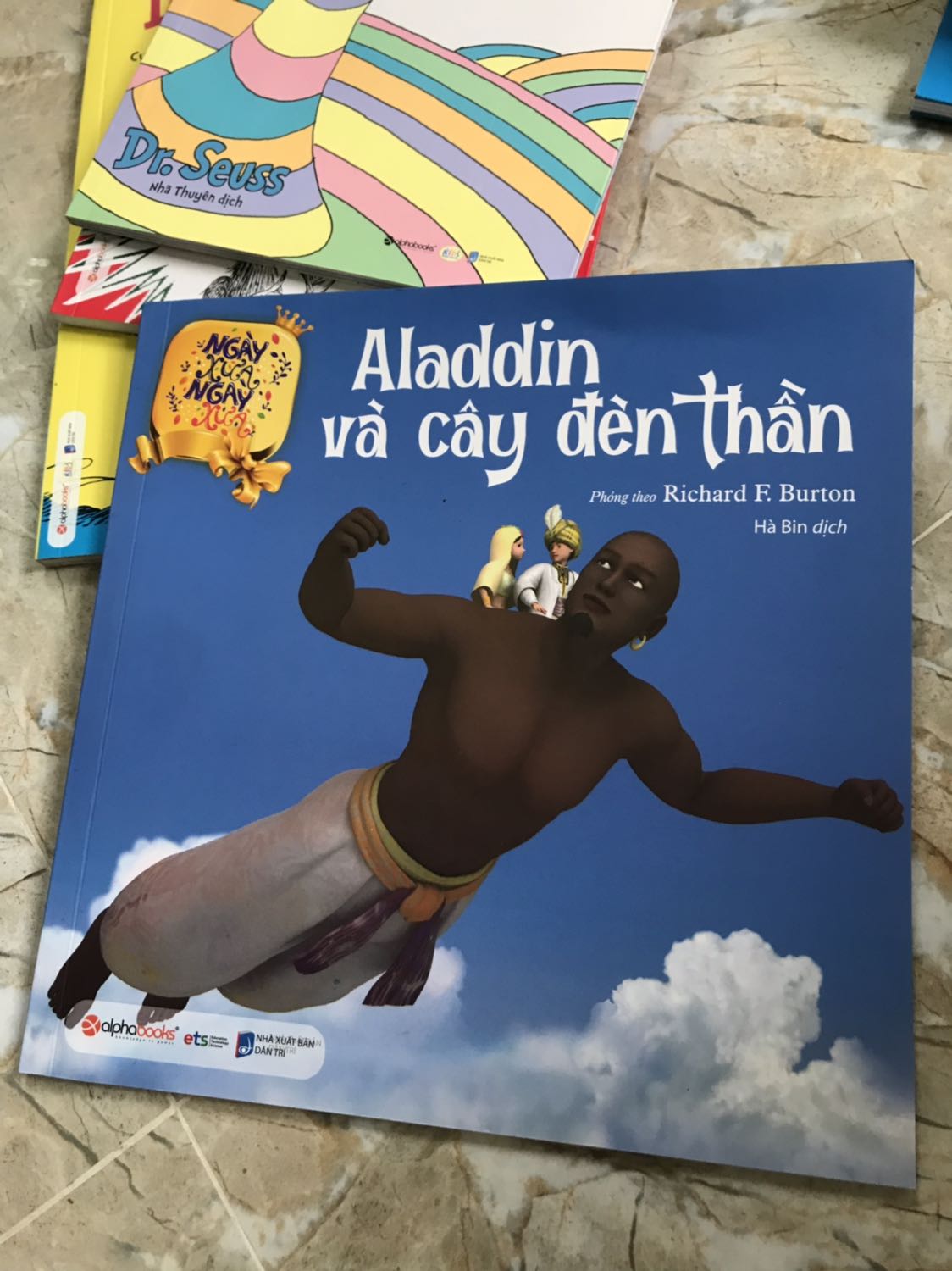 Hình vẽ phong cách hoạt hình hiện đại, có thần đèn và thần nhẫn luôn, hơi khác với nội dung vẫn xem trên film nha. Ban đầu xem hình cứ bảo sao ông thần đèn lúc da đen lúc da trắng, ai dè là 2 ông. Sách đẹp, nội dung xúc tích.