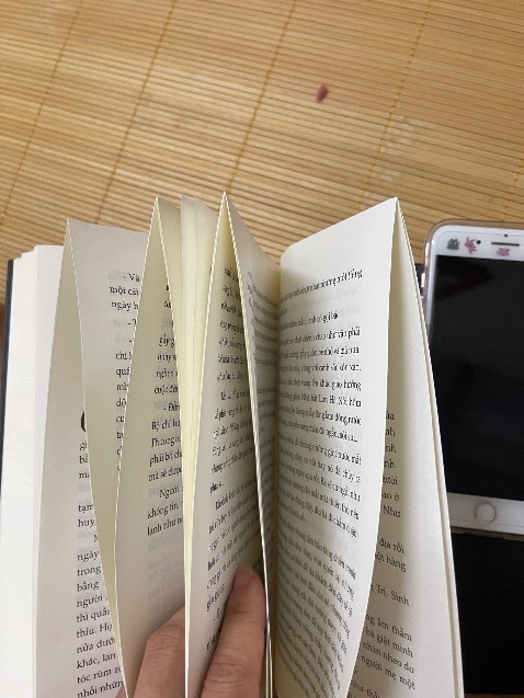 Lần t2 mua sách của Tiki và cả 2 đều ko hài lòng. Lần đầu mua của shop 7 ngày chờ đợi và đây là thứ tôi nhận lại, ko hề tôn trọng người mua gói hàng thì kém chất lượng sách thì dính tùm lum từ đầu tới cuối tổng cộng 10 lỗi. Cuốn sách về lịch sử Việt Nam, hiện tại tôi rất muốn đọc cuốn này nên đành phải cắt ra để đọc chứ ko đổi, mong shop chú ý đến cách đóng gói và chất lượng của sách!!!