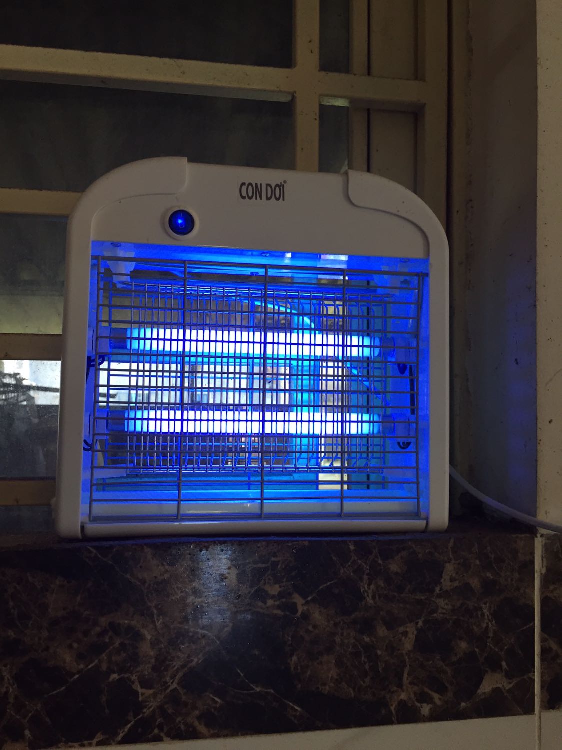 Chất lượng rất tốt hiệu quả thấy rõ rệt luôn, nổ to lắm.  Nhà mình nhiều muỗi nên diệt phê lắm luôn, nếu đêm xuống bếp thì bắt ruồi cũng khá lắm, 1 số đèn luoi điện yếu quá diệt ruồi hk hiệu quả đâu. Mình theo giỏi đèn này kĩ ròi đọc thông số kĩ thuật kĩ rồi nên mới quyết định mua. Bóng đèn hiệu FSL 1 thương hiệu về bóng đèn nỗi tiếng, tia lưới điện 2500v khá cao, công suất 12 w phù hợp hk quá sáng và quá yếu.