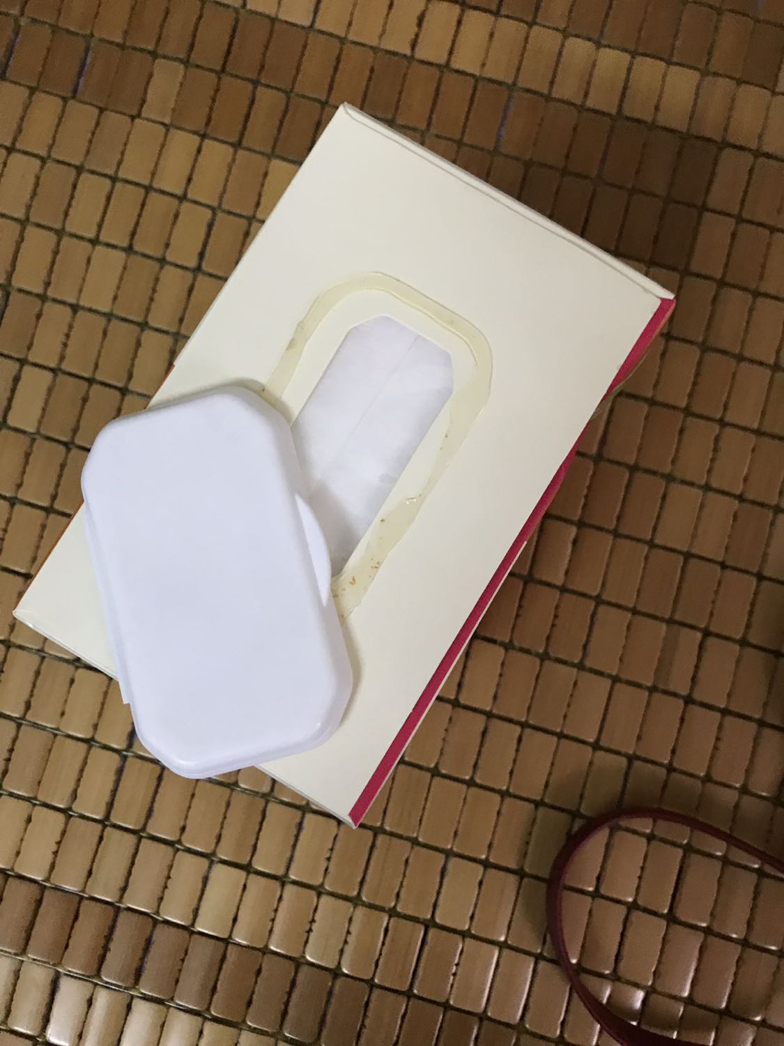 Mua 3 hộp khăn khô đa năng thì hỏng mất 2 hộp. Đóng hàng sơ sài cho thấy sự cẩu thả vô cùng của ng bán. Nhìn vào là thấy ngay bị mua phải hàng lỗi hàng hỏng rùi, hic