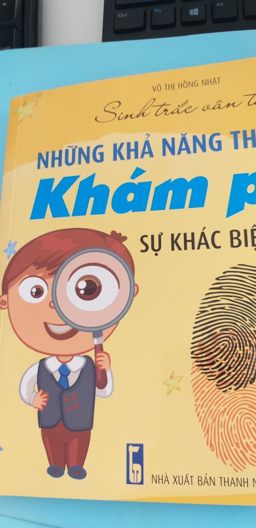 Sách có dán phía sau, ghi chú rõ ràng là đóng hộp sang trọng nhưng không có. Sách dơ và bị bong miếng kính ở ngoài một số chỗ.
Về cách trình bày thì mình chỉ cho 3 sao. Chữ trình bày to nên đọc rất dễ bị nhức mắt. Hình quá nhiều, rườm rà không cần thiết. Sách cho người lớn đọc nhưng cách trình bày thì giống cho trẻ đọc hơn.
Mình chưa đánh giá về nội dung vì chưa đọc.