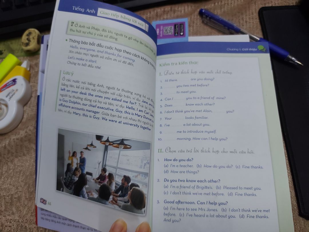 Giao hàng nhanh, hộp móp méo nhưng may là sách không sao. Sách có phần bài tập khá hay, củng cố kiến thức, đỡ nhàm chán....