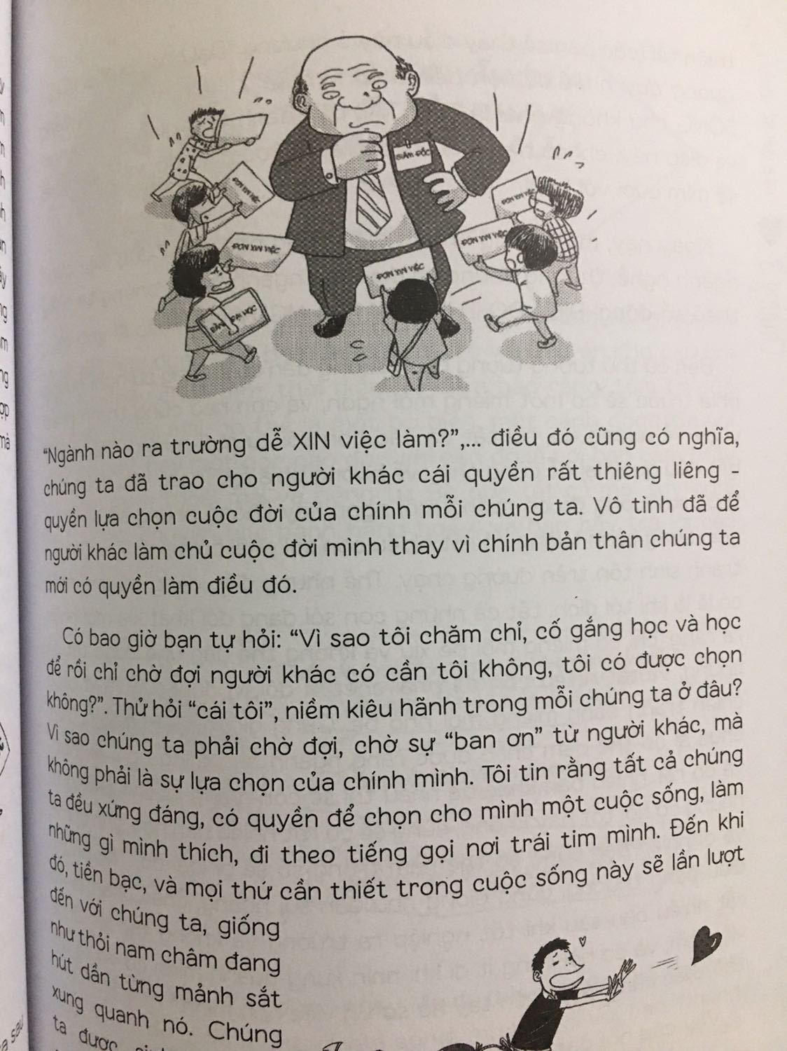 Tiki giao hàng nhanh, sách mới đẹp không bị cong hay vấn đề về chữ.
Về nội dung sách: Mình mua tặng em mình vì sang năm em thi Đại học. Trước khi tặng em mình có đọc hết được nội dung cuốn sách mình xin viết vài lời về nội dung cảm nhận riêng của mình. Sách được tác giả chủ yếu viết về con đường theo đuổi đam mê của tác giả cũng như là các dẫn chứng về những người thành công trên thế giới vì theo đuổi đam mê của mình. Sách không nói chủ quan là bạn nên theo ngành này ngành kia, mà tác giả muốn rằng bạn nên theo học ngành mà có thể giúp bạn có nền tảng (nền móng) vững chắc để tiếp tục theo đuổi đam mê của mình. Tóm lại một vài chương tác giả nói rằng chưa chắc theo đuổi đam mê sẽ làm bạn giàu có nhưng nếu theo đuổi đam mê của bạn thì sau này mỗi giờ phút bạn đi làm thì sẽ như là bạn đi theo đuổi đam mê của mình mỗi ngày chứ không phải là mỗi sáng thức dậy trong suy nghĩ mỗi người sẽ là “hôm nay lại phải đi làm, thật là một ngày tồi tệ”. Nội dung cuốn sách được tác giả lấy ví dụ nhiều dẫn chứng cụ thể của người nổi tiếng thành công trên thế giới. Tác giả cũng khuyên người đọc rằng nên hành động đưa Việt Nam có thể hội nhập với thế giới, hãy hết sức mình học và làm để có thể tốt hơn trong cuộc sống sau này. Nói chung là khuyên chúng ta nên theo đuổi đam mê chứ đừng nên vì người thân hay vì ngành này hot ngành kia dễ xin việc mà chọn chuyên ngành đó để sau này phải hối hận.
Đây là vài dòng cảm nhận của mình sau khi đọc sách, mong rằng một phần nào đó giúp các bạn đang còn phân vân về vấn đề chọn chuyên ngành cũng như các bạn sinh viên đang ngồi trên giảng đường một phần nào đó biết thêm thông tin để trước khi có quyết định mua sách. Mình cảm ơn! :)