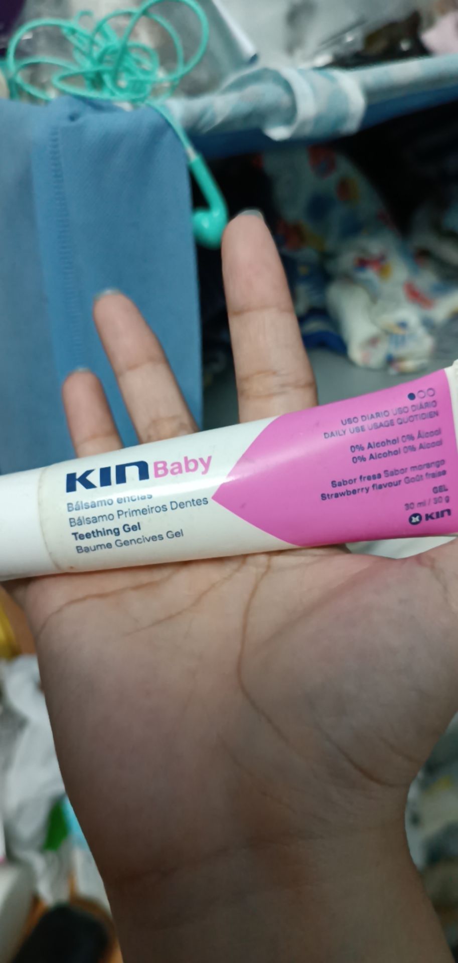 thuốc túyp, đầu nhỏ, có thể bắn trực tiếp lên chỗ đau của bé. nhưng để cẩn thận bé nhảy nhót thì nên bắn kem ra tay nha. đầu nhỏ nên ít bị khô khi lâu ngày ko xử dụng. vị ngọt, mùi nhẹ, nên bé ít vùng vẫy khi bôi.