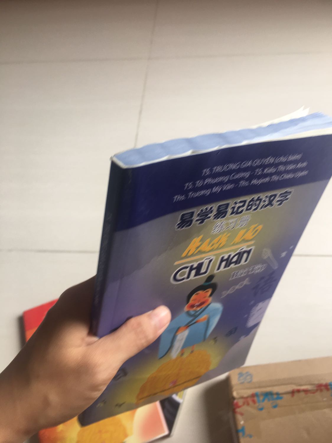 Tiki dạo này đóng gói sách chán quá, không có bọc kèm theo, ướt hết sách mất rồi.