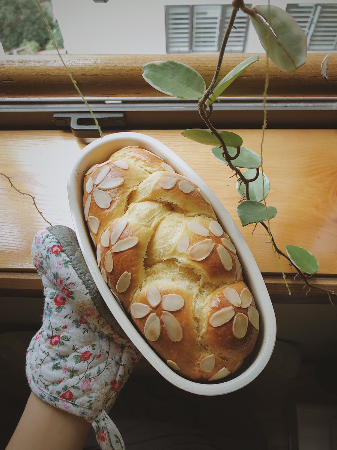 Máy dùng êm, khoẻ, nhào bột kéo màng dễ dàng, mình thấy nhiều bạn nhận xét là que nhào bằng nhựa nhưng thực sự nó không phải bằng nhựa mà là bằng gang được tráng men bóng ngoài nên nhiều bạn nhầm là nhựa. Đây là bánh mỳ hoa cúc được nhào bột từ máy này và nướng bàng lò ariete luôn. ☺️