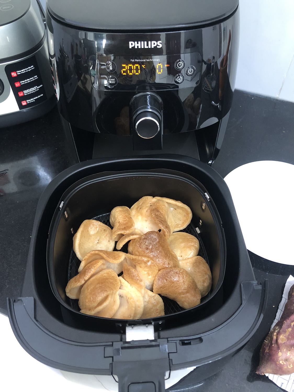 Đúng là sản phẩm nên có trong mỗi căn bếp, giải phóng sức lao động. Bạn có thể làm được rất nhiều món mà ko phải đứng canh nấu. Tiết kiệm thời gian. Quá tiện dụng luôn. Nồi này nguyên lý là nướng, mình dùng nướng khoai, làm thịt quay ... rất ngon ngọt, ko bị khô.
Phillips thì số 1 trong dòng nồi chiên rồi, độc quyền với công nghệ turbo cánh quạt nướng 2 chiều ko cần trở đồ ăn giống như các hãng nồi chiên khác. Thức ăn nấu bằng nồi này cũng ngon hơn.
Mình cũng dùng nồi này để làm nóng thức ăn cần nóng giòn.