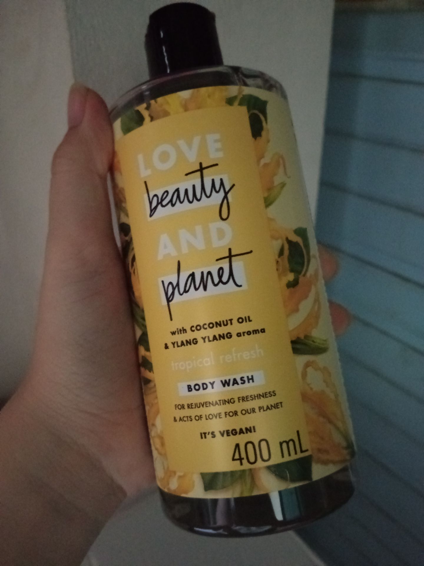 Sữa tắm chính hãng xịn lắm ý, hôm bữa mình mua thấy nó rẻ hẳn so vs các trang mua khác luôn, đóng gói cũng kĩ nữa