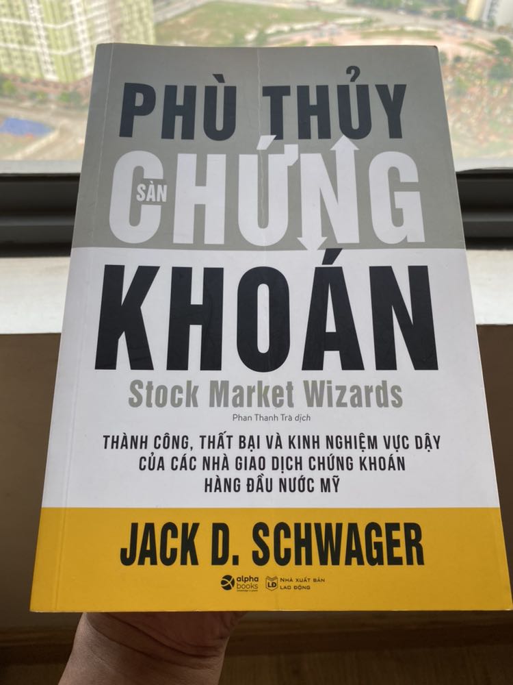 Cuốn thứ hai mình mua sau cuốn đầu (bản cập nhật). Nội dung vẫn cuốn hút như vậy, đáng đọc và nghiền ngẫm, nhiều thông tin hữu ích về trading!