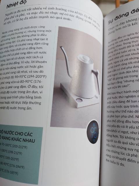 Sách in đẹp, bìa cứng, do tác giả nước ngoài viết nên không nói gì đến cà phê Việt như cà phê trứng. Cơ bản đây là cuốn sach toàn diện về cà phê.