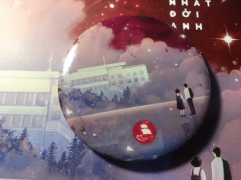 Bìa đẹp
Giao hàng đúng hẹn
Chất lượng in tốt
Tuy nhiên ko có lớp chống sốc nên gáy sách móp và bìa bị quăn mép 😢