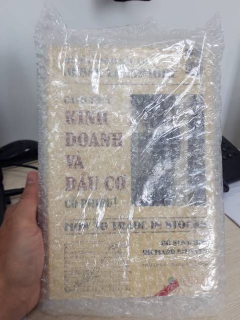 Vừa rồi mình có mua cuốn sách này trên Tiki, nhưng do bên vận chuyển làm góc cuốn sách bị gãy 1 xíu, mình cảm thấy không thoải mái nên đã nhắn tin trực tiếp cho Shop. Sau khi Shop nhận phản ánh của mình thì đã chủ động đổi cuốn khác cho mình. Thái độ và cách làm việc rất lịch sự và chuyên nghiệp. 
Cuốn mới bên Shop gửi lại mình rất đẹp như hình mình chụp.
Cảm ơn!