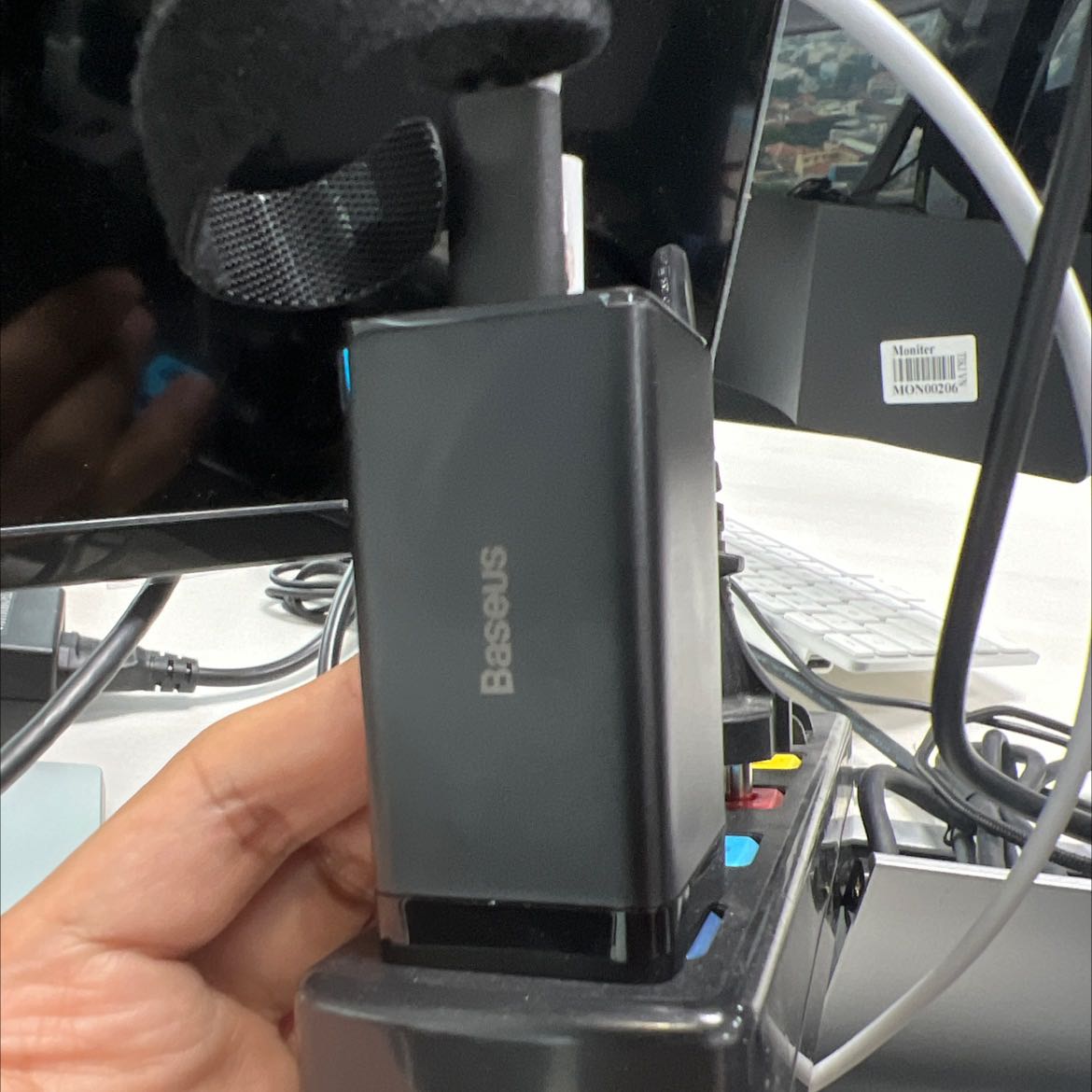 Nhỏ gọn, hoàn thiện tốt. Hơi không thông minh khi cắm dây mà không sạc vào cổng typeC 2 thì cổng typeC 1 chỉ còn 45W