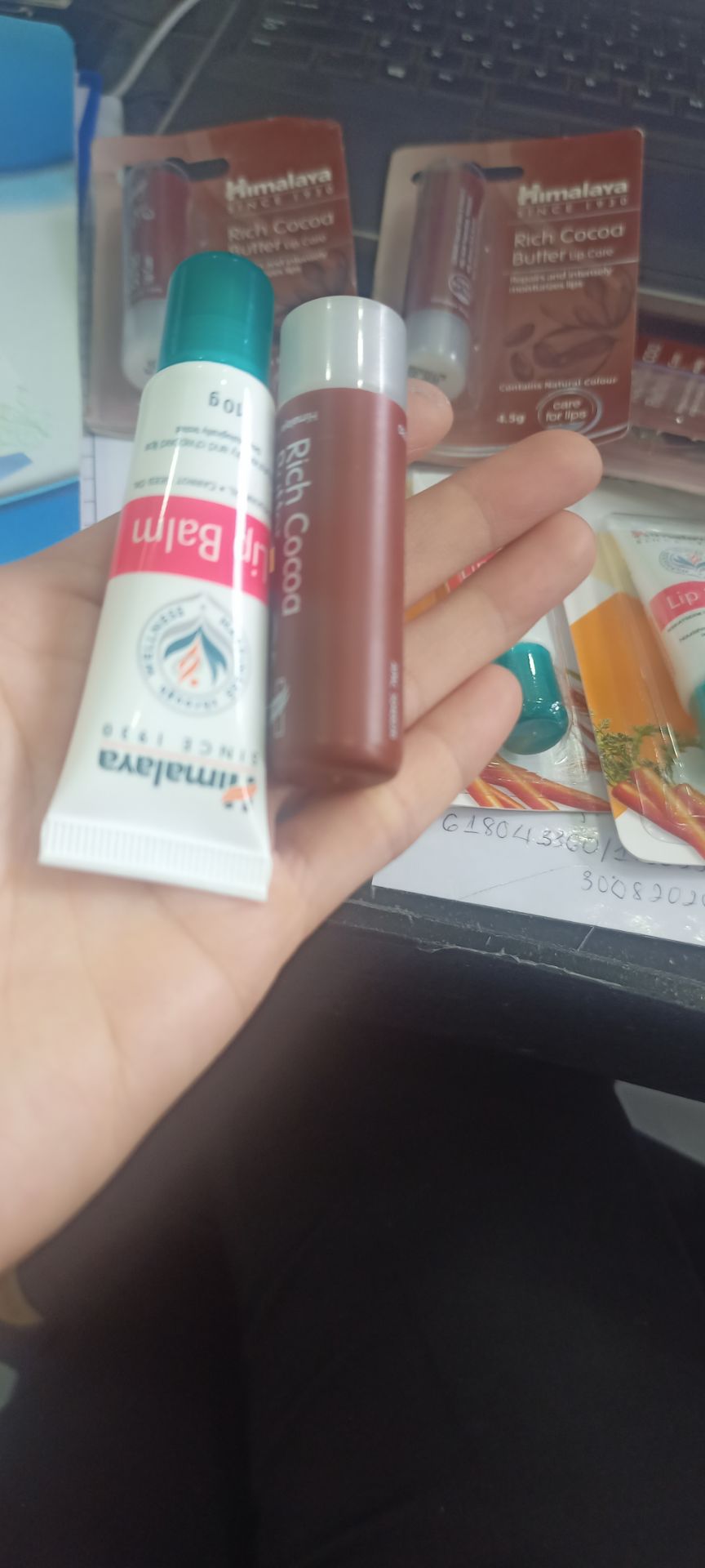 cảm ơn shop giao hàng siêu nhanh, son dưỡng rất tốt thoa lên môi mềm thơm dễ chịu, còn được tặng cây son cacao...giá rẻ mà chất lượng quá ok sẽ tiếp tục ủng hộ shop