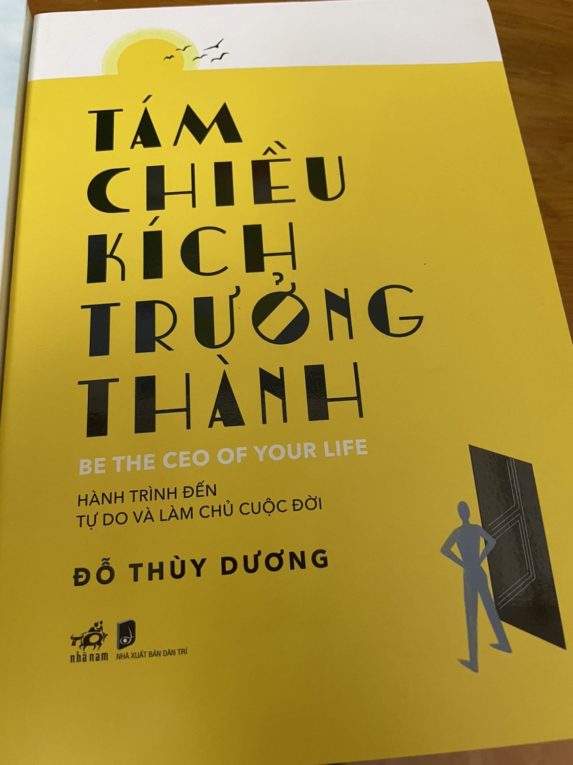 Sách hơi bị móp một xíu ở đầu, chắc sách mất seal nên dễ bị cong 🥲 
Sách hay, recommend nên đọc ạ