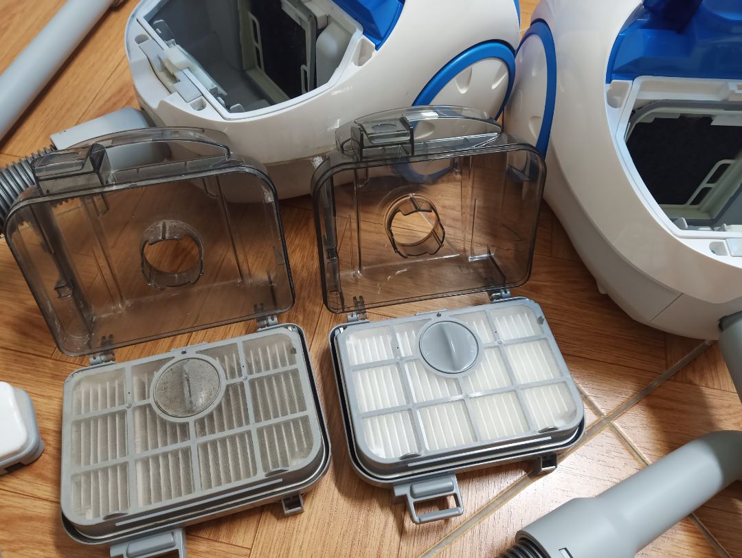 Mua máy này để thay thế cho máy dùng từ cuối 2016 đến nay, mỗi ngày hút 2 lần nhưng vẫn chưa hỏng, hút mạnh, nhưng rất tiếc không mua được màng lọc thay thế. Máy mới dù sản xuất năm 2017 nhưng chỗ hộp lọc bụi thì máy cũ đời 2016 nhìn vẫn phẳng phiu, gia công tốt hơn. Hy vọng cũng sẽ dùng được thêm 6-7 năm.