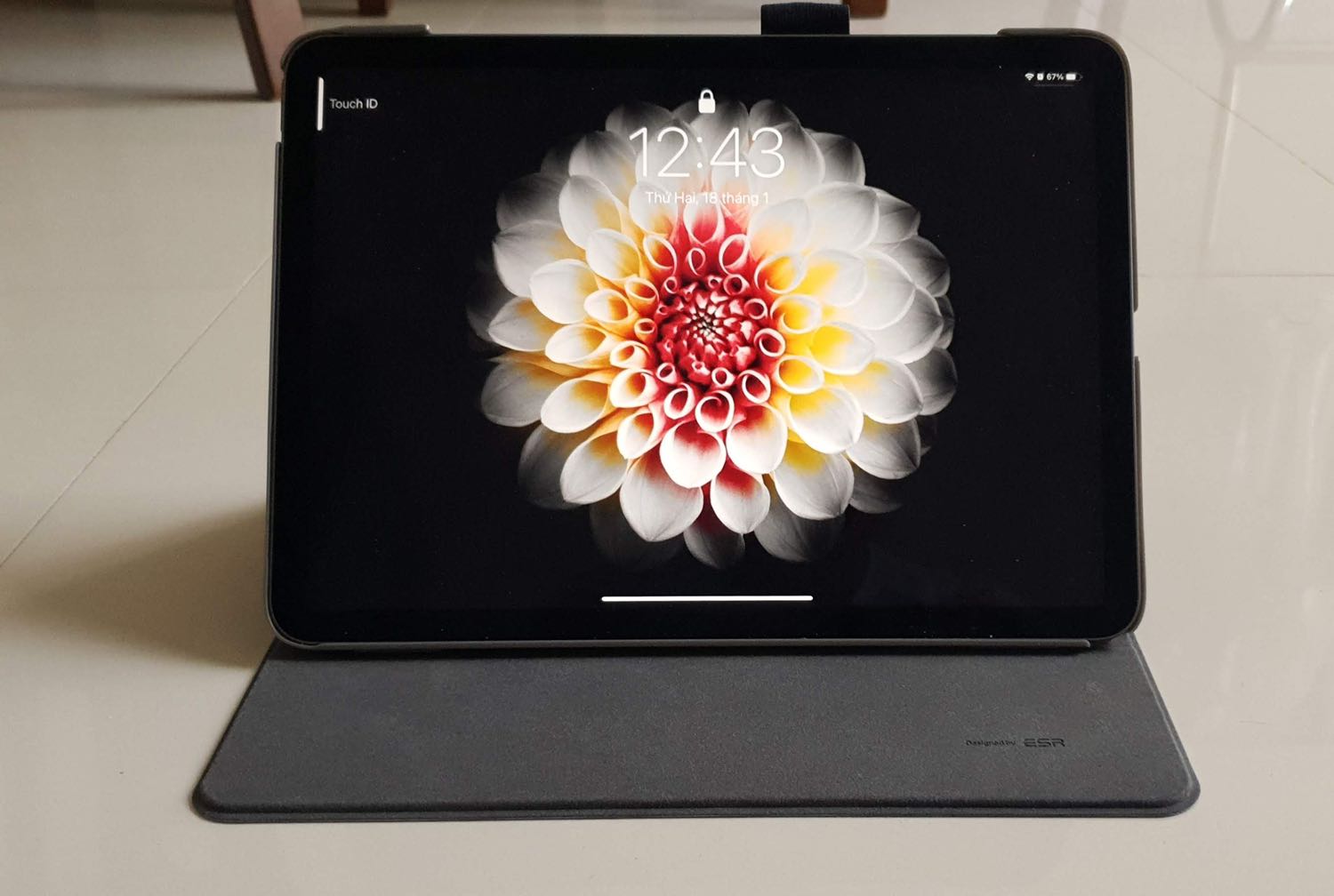 1. Hình thức: sản phẩm của hãng ESR nói chung thực sự đẹp và sang trọng, như một quyển sổ cao cấp, khác biệt hoàn toàn so với các bao da thường bán ở VN, bao bì của ESR chuyên nghiệp.

2. Vì bản chất lớp vải bên ngoài, sản phẩm cho cảm giác rất êm ái, nhưng sẽ nhanh chóng bị dơ, đặc biệt với những ai da nhờn hoặc mồ hôi.

3. Sản phẩm được ESR bán (trực tiếp tại nước ngoài) với giá tầm 16$ (360k VND).

Riêng cá nhân đánh giá: sản phẩm đẹp, nhưng giá do Shop Mrhi nhập và bán tại VN hơi cao so với giá gốc.