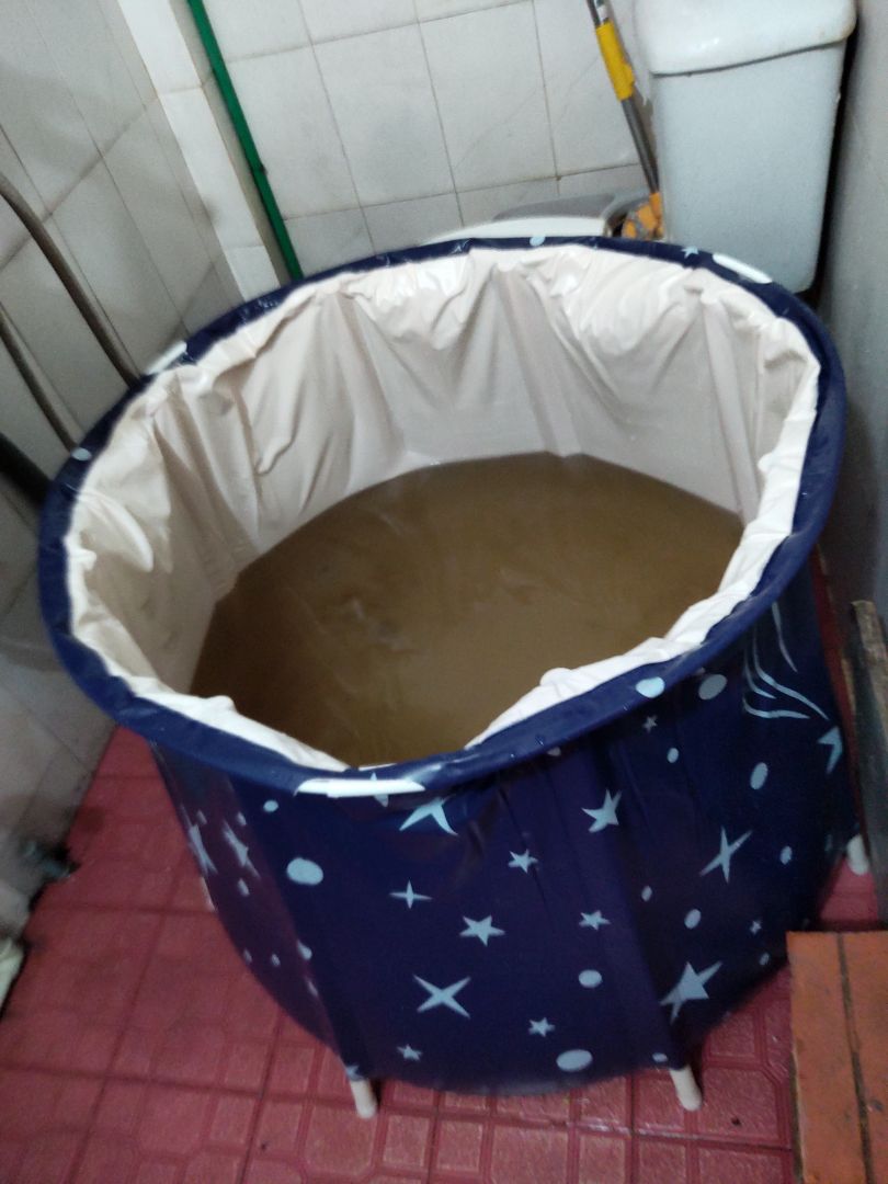 đúng màu, 2 lớp vải nhựa, dễ lắp, đủ chân. sau 1 lần dùng đã bị dò, ống thoát nước vặn lỏng, ko chặt lắm. hơi nhỏ so vs tưởng tượng nhưng vừa người, ngồi cũng thoải mái. phải dựa vào tường kẻo đổ. có các nút nhựa bổ sung. tiếc là vết dán bạt nhựa sơ sài nên giờ nước chảy ra rất tốn nước