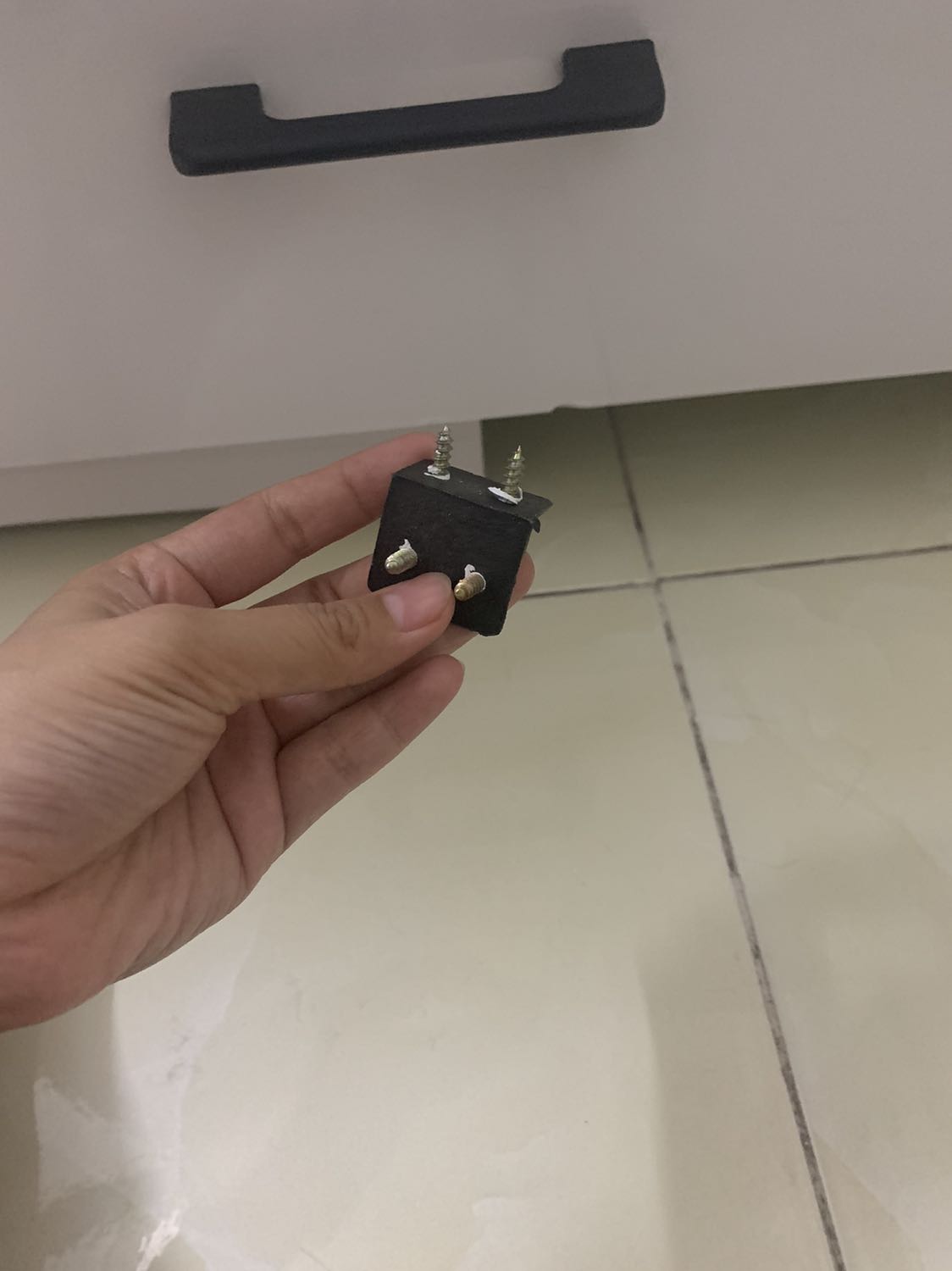 Tủ giao trễ hơn dự kiến 6 ngày, shop online mà nhắn tin hoài không trả lời. Mình đã báo huỷ đơn với Tiki nhưng không hiểu sao hôm nay Tiki vẫn giao, mình nghĩ thôi kệ nhận cũng được. Vì bên vận chuyển không khiêng lên tầng 1 được, nên có báo sẽ hẹn bên bán tới tháo lắp và mình phải trả phí 150k cho họ. Lúc sau, mình nhờ được người nhà chuyển tủ lên mà mới đụng xíu bị móp vỡ mấy chỗ, cánh tủ thì hơi kênh lệch, so với giá bỏ ra không đáng.