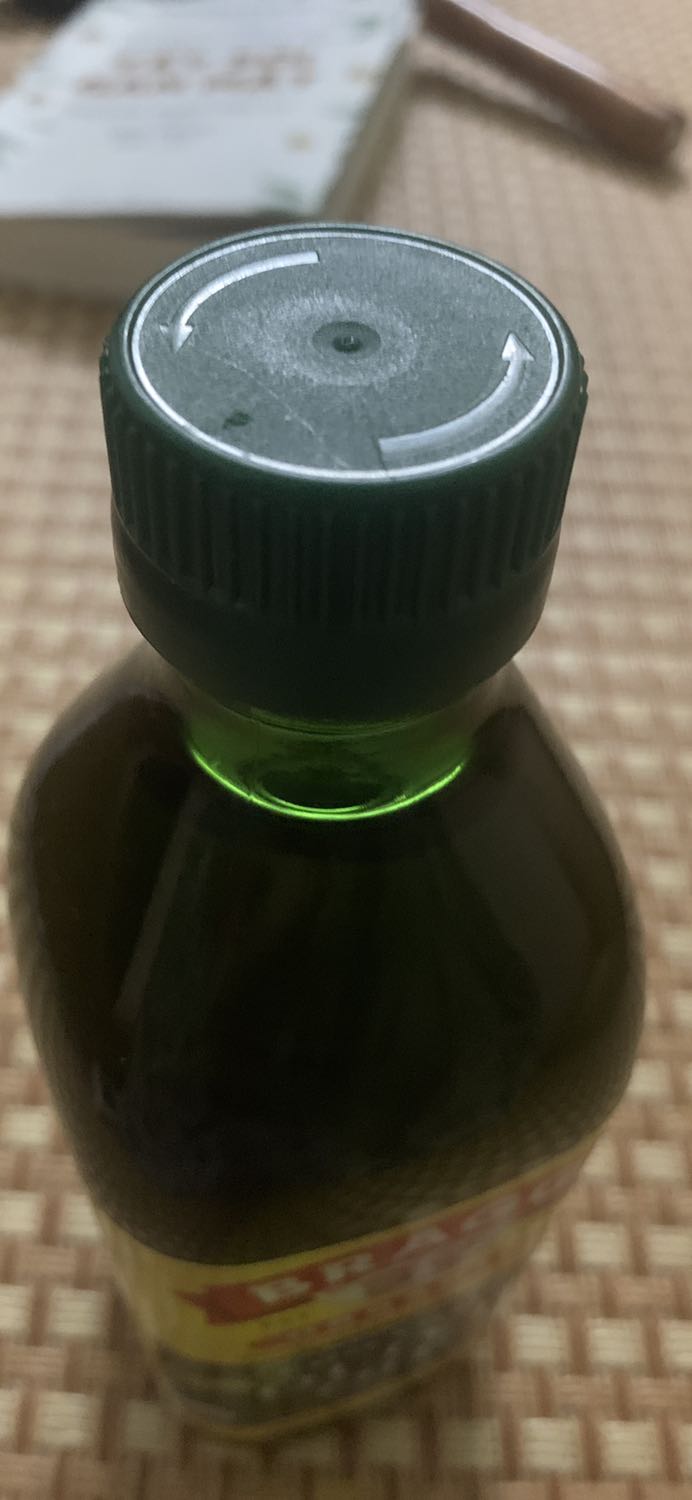 Nắp Chai dầu ko có niêm phong tem hoặc đóng ni lông như chai dầu oliu ở siêu thị . Bật nắp là ra, nếu vào Shop làm ăn ko đàng hoàng thì đổ dầu ra cho dầu mới đóng nắp vẫn ko ai biết thực hư thế nào !