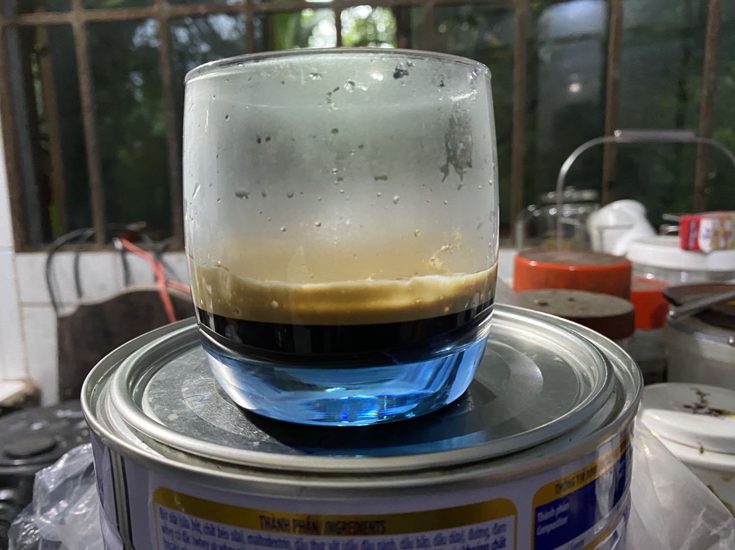 Tiki giao hàng nhanh chỉ sau 1 ngày đặt. Hàng tiki trading thì quá yên tâm. Hàng nguyên hộp, phụ kiện đầy đủ, trước khi quyết định mua mình tham khảo và đắn đo rất nhiều. Một số bạn phản ánh tay cầm ko đc thẳng, cũng hơi lo, nhưng máy mình mua thì ok hết. Máy pha cfe chất như ngoài quán mình hay uống có máy pha cỡ bự. Chất lượng cà phê phụ thuộc nhiều vào mức độ cà phê rang, loại cà phê, độ mịn ... 
Độ bền thì để thời gian chứng minh vậy, hy vọng thương hiệu của Ý ko làm mình thất vọng. :)