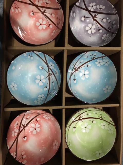 Cân dễ sử dụng lắm luôn, dễ kết nối với app để cho ra những dữ liệu về sức khỏe của mình, bộ chén tuy là hàng tặng nhưng đẹp cực, giao nhanh nhưng không sứt mẻ cái nào, shop đóng gói chắc chắn, chỉ có điều cân không tặng kèm pin để khi khách hàng nhận được có thể trải nghiệm liền, và điểm trừ thứ hai không hiểu sao tiki không ghi địa chỉ cụ thể của mình, chỉ thể hiện Bến Lức, Long An làm shipper cộc cằn hỏi địa chỉ cụ thể mình ở đâu. Nhìn chung mọi thứ vẫn ok ạ, xứng đáng 5 sao