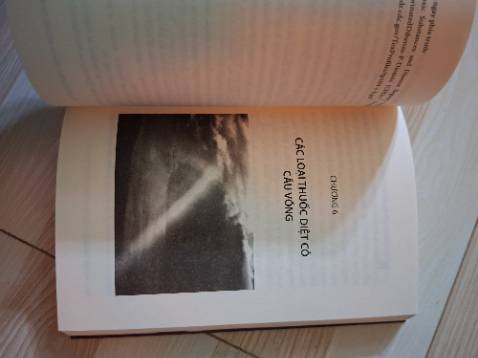 Lúc thấy tựa sách thì mình mua ngay, sách rất đáng đọc nha, về chất độc màu da cam